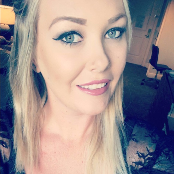 Meet your Posher, Angela - Picture 2 of 2